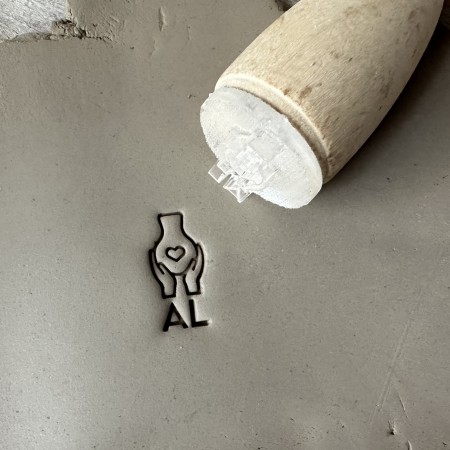 Tampon Signature pour céramique - Vase et mains