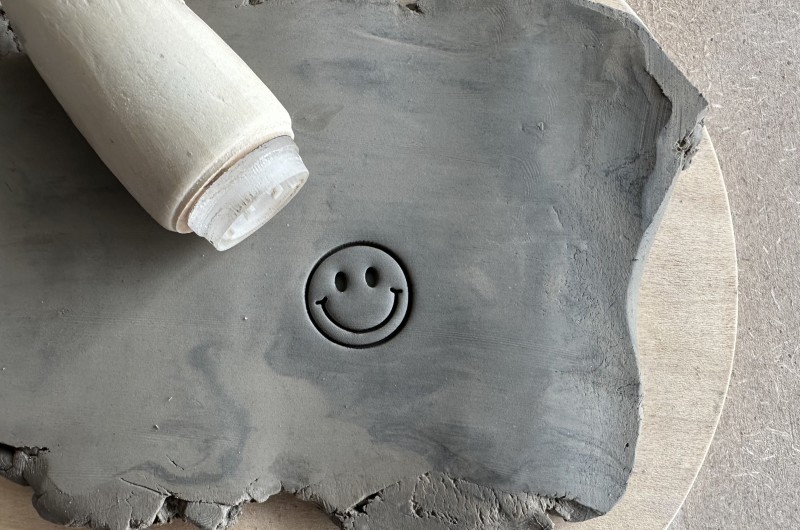 Tampon pour argile visage souriant