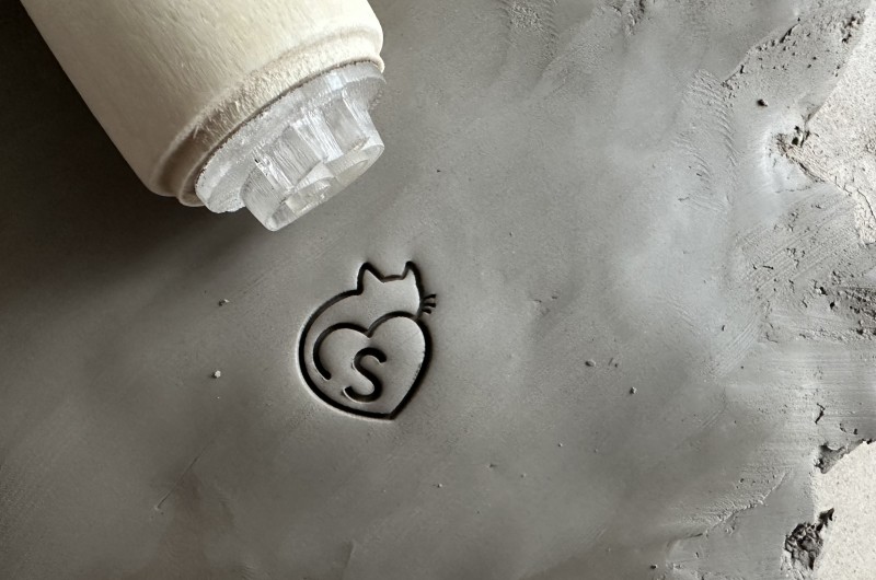 Tampon Signature pour céramique - Chat et initiale