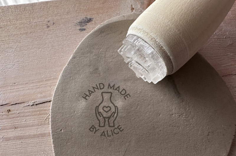 Tampon Signature pour poterie - Vase et mains