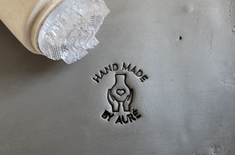 Tampon Signature pour poterie - Vase et mains