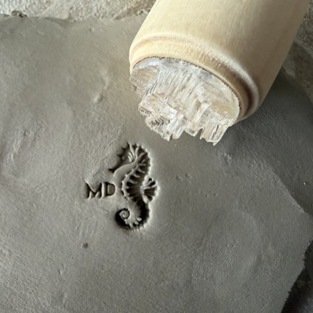 Tampon poterie Hippocampe initiales
