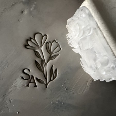 Tampon Signature pour céramique - fleurs sauvages et initiales