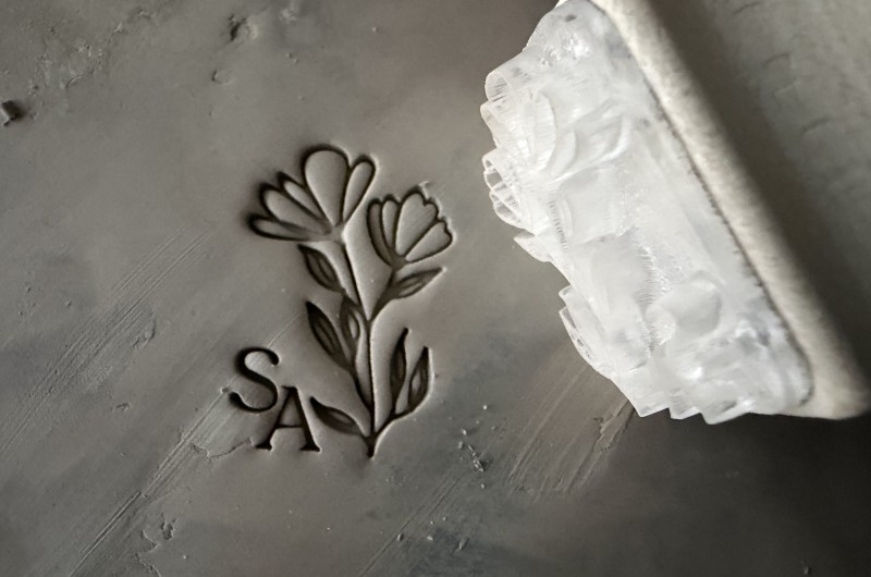 Tampon Signature pour céramique - fleurs sauvages et initiales