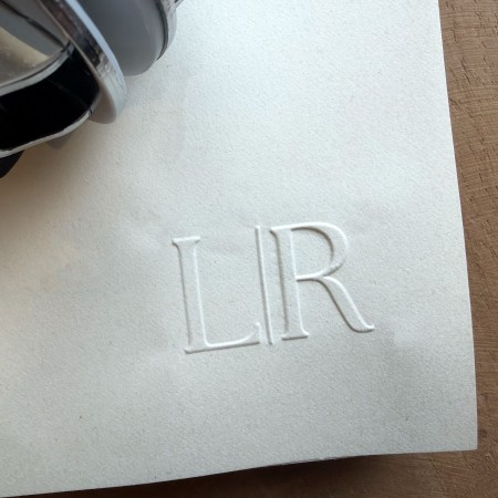 Pince à embosser personnalisée Initiales