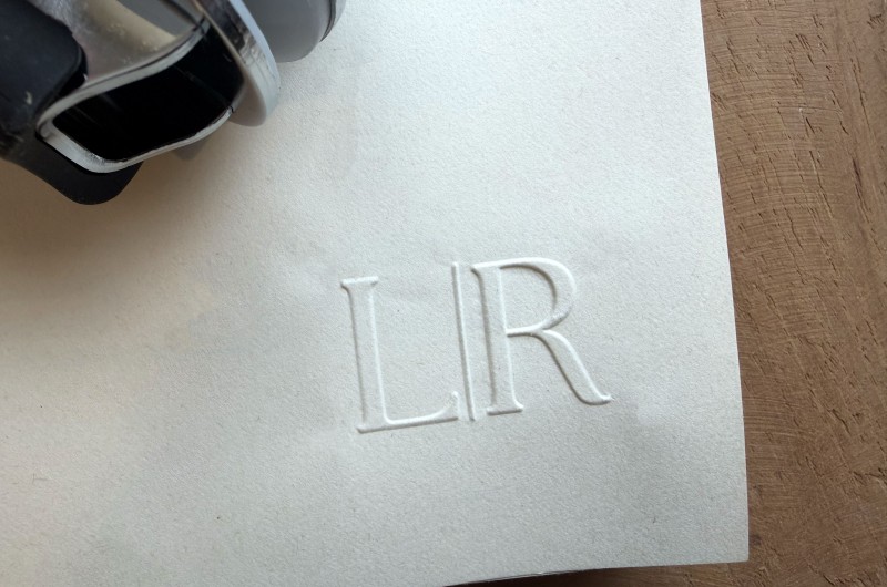 Pince à embosser personnalisée Initiales