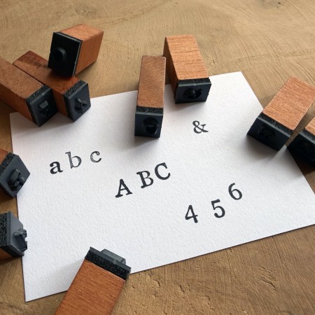 Kit de 70 mini tampons à encrer Lettres et chiffres