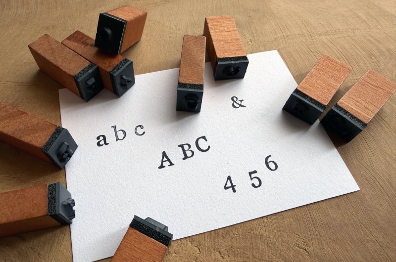 Kit de 70 mini tampons à encrer Lettres et chiffres