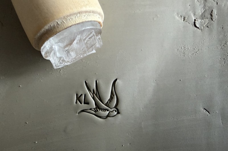Tampon Signature pour poterie - hirondelle et initiales
