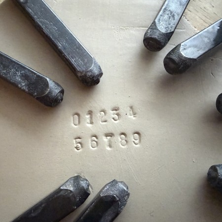 Lot de 9 poinçons chiffres