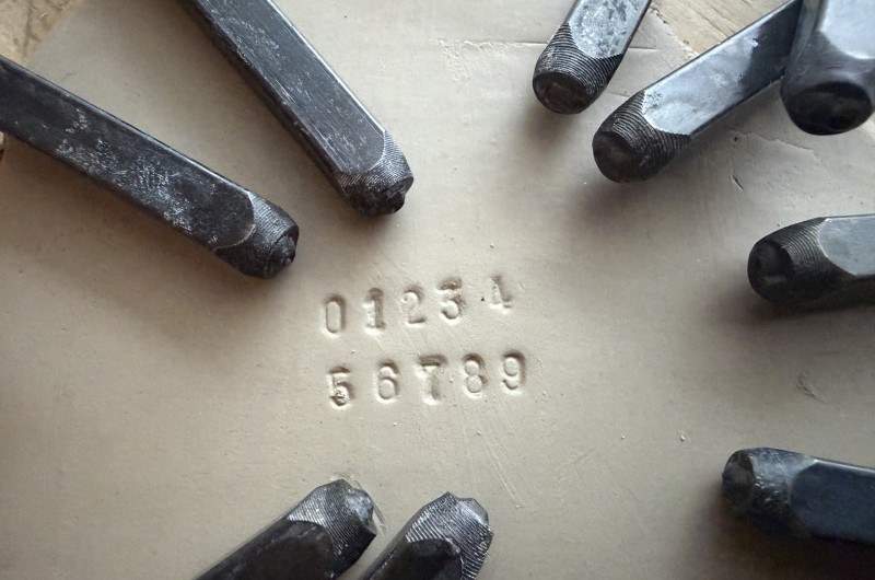 Lot de 9 poinçons chiffres