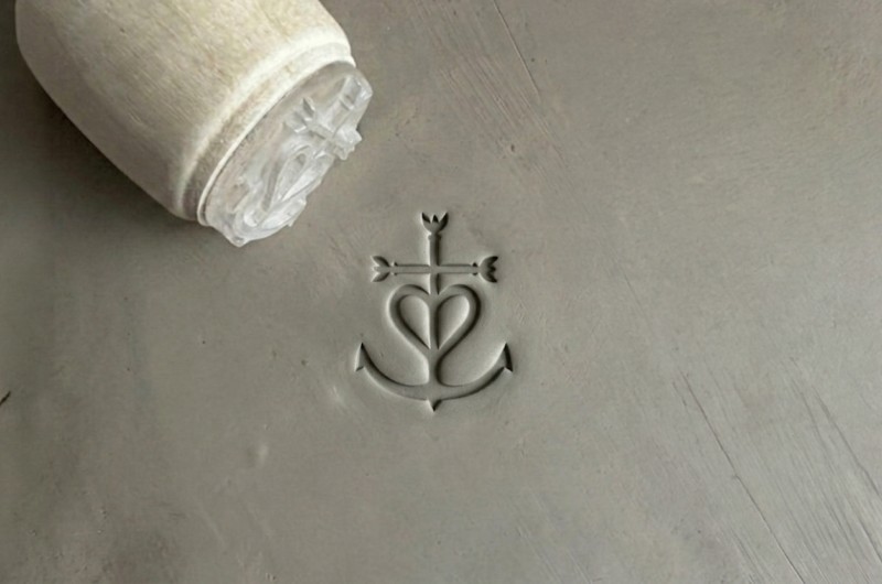 Tampon poterie Croix de camargue