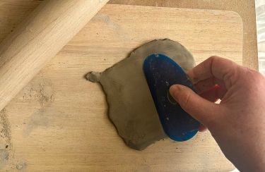Lisser l'argile avec une estèque