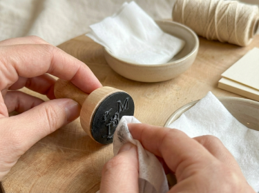 Nettoyer son tampon Ex Libris avec une lingette bébé : la solution la plus efficace. 