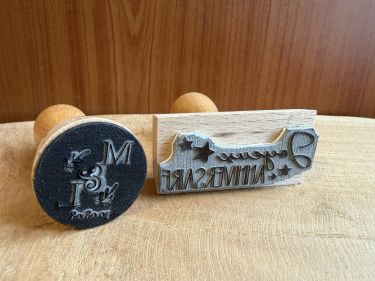 À gauche un tampon mal encré, à droite, un tampon bien encré