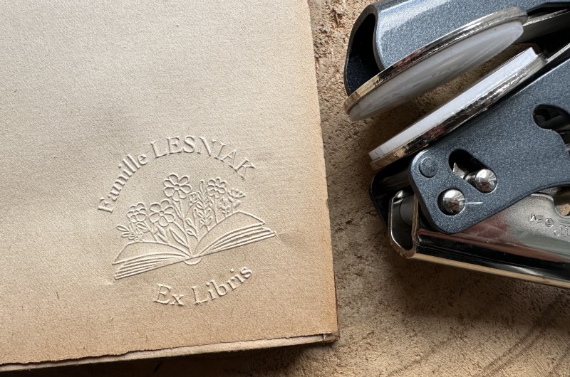 Pince &agrave; gaufrer personnalis&eacute;e Livre Fleurs avec pr&eacute;nom