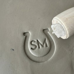 Tampon Signature pour c&eacute;ramique - Fer &agrave; cheval initiales
